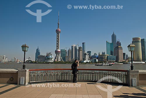  Assunto: Vista do Distrito de Pudong - Destaque para Torre de Televisão Pérola Oriental / Local: Xangai - China - Ásia / Data: 11/2006 