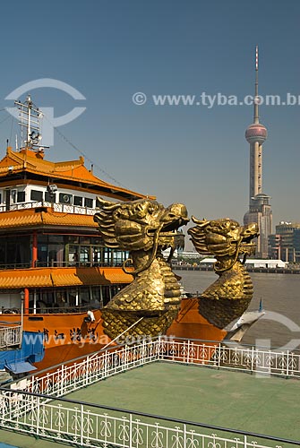 Assunto: Vista de embarcações às margens do Rio Huangpu / Local: Xangai - China - Ásia / Data: 11/2006 