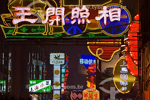  Assunto: Vista da iluminação de neons na Nanjing Road / Local: Xangai - China - Ásia / Data: 11/2006 