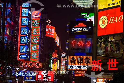  Assunto: Vista da iluminação de neons na Nanjing Road / Local: Xangai - China - Ásia / Data: 11/2006 