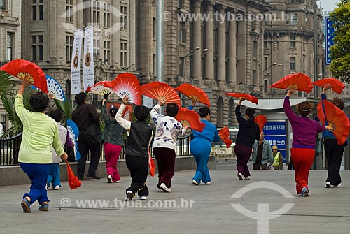  Assunto: Mulheres praticando exercícios de Tai Chi Chuan / Local: Xangai - China - Ásia / Data: 11/2006 