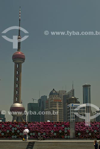  Assunto: Vista do Distrito de Pudong - Destaque para Torre de Televisão Pérola Oriental / Local: Xangai - China - Ásia / Data: 05/2010 