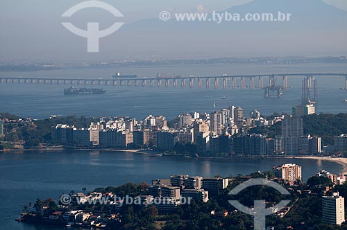  Assunto: Vista de parte de Niterói com Ponte Rio-Niterói ao fundo / Local: Niterói - Rio de Janeiro (RJ) - Brasil / Data: 08/2009 