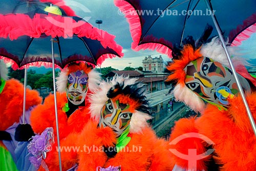  Assunto: Foliões fantasiado de Clóvis ou Bate-Bola no carnaval de rua / Local: Rio de Janeiro (RJ) - Brasil / Data: 02/2005 