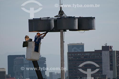  Assunto: Funcionário da Prefeitura fazendo manutenção em poste no Aterro do Flamengo / Local: Rio de Janeiro (RJ) - Brasil / Data: 08/2009 