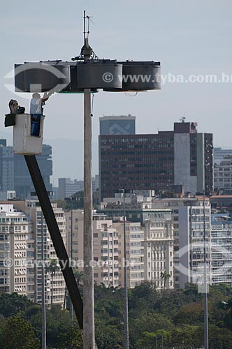  Assunto: Funcionário da Prefeitura fazendo manutenção em poste no Aterro do Flamengo / Local: Rio de Janeiro (RJ) - Brasil / Data: 08/2009 