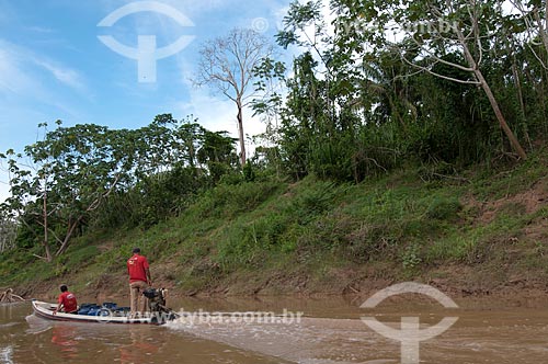  Assunto: Transporte de látex - Seringal Cachoeira  reserva extrativista Chico Mendes  / Local: Xapuri - Acre (AC) - Brasil / Data: 10/2008 
