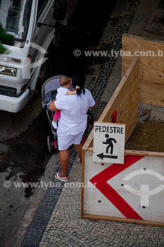  Assunto: Mulher empurrando carrinho de bebê / Local: Copacabana - Rio de Janeiro (RJ) - Brasil / Data: 07/2011 
