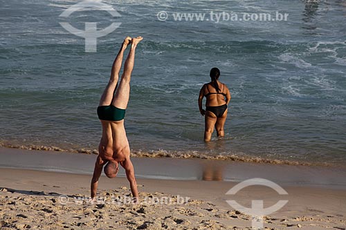  Assunto: Homem fazendo acrobacia na Praia de Ipanema / Local: Ipanema - Rio de Janeiro (RJ) - Brasil / Data: 05/2011 