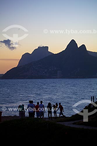  Assunto: Entardecer na Pedra do Arpoador com Morro Dois Irmãos e Pedra da Gávea ao fundo / Local: Ipanema - Rio de Janeiro (RJ) - Brasil / Data: 05/2011 