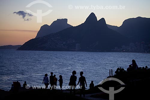  Assunto: Entardecer na Pedra do Arpoador com Morro Dois Irmãos e Pedra da Gávea ao fundo / Local: Ipanema - Rio de Janeiro (RJ) - Brasil / Data: 05/2011 