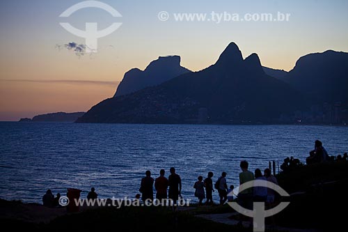  Assunto: Entardecer na Pedra do Arpoador com Morro Dois Irmãos e Pedra da Gávea ao fundo / Local: Ipanema - Rio de Janeiro (RJ) - Brasil / Data: 05/2011 