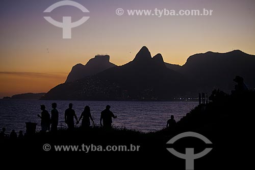  Assunto: Entardecer na Pedra do Arpoador com Morro Dois Irmãos e Pedra da Gávea ao fundo / Local: Ipanema - Rio de Janeiro (RJ) - Brasil / Data: 05/2011 