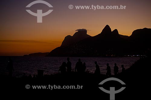  Assunto: Entardecer na Pedra do Arpoador com Morro Dois Irmãos e Pedra da Gávea ao fundo / Local: Ipanema - Rio de Janeiro (RJ) - Brasil / Data: 05/2011 