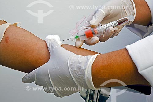  Assunto: Enfermeira tirando sangue de paciente / Local: Rio de Janeiro (RJ) - Brasil / Data: 07/2011 