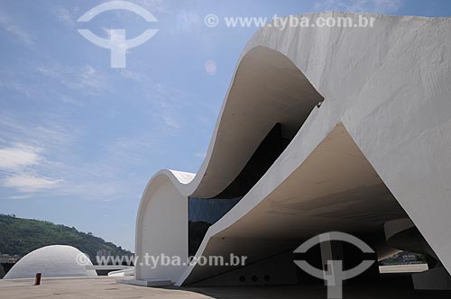  Assunto: Prédio da Sede da Fundação Oscar Niemeyer e o Teatro Popular de Niterói - Caminho Niemeyer / Local: Niterói - Rio de Janeiro (RJ) - Brasil / Data: 04/2011 