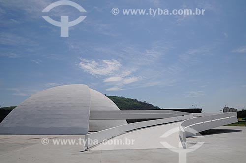  Assunto: Prédio da Sede da Fundação Oscar Niemeyer e o Teatro Popular de Niterói - Caminho Niemeyer / Local: Niterói - Rio de Janeiro (RJ) - Brasil / Data: 04/2011 