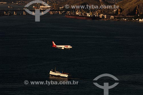  Assunto: Avião sobrevoando a Baía de Guanabara / Local: Rio de Janeiro (RJ) - Brasil / Data: 08/2011 