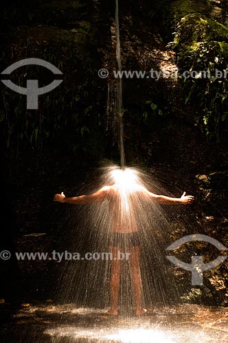  Assunto: Homem tomando banho de cachoeira nas Paineiras / Local: Rio de Janeiro (RJ) - Brasil / Data: 12/2007 