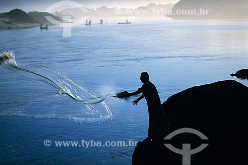  Assunto: Pescador na Praia do Rosa / Local: Imbituba - Santa Catarina (SC) - Brasil / Data: 2002 