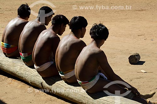  Assunto: Índios Kalapalo da Aldeia Aiha sentados em tronco   / Local: Querência - Mato Grosso (MT) - Brasil / Data: 07/2011 