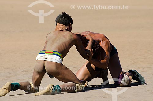  Assunto: Índios Kalapalo da Aldeia Aiha treinando Huka-Huka para o Kuarup  / Local: Querência - Mato Grosso (MT) - Brasil / Data: 07/2011 