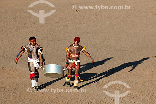  Assunto: Índios Kalapalo na aldeia Aiha carregando panela de arroz doce / Local: Querência - Mato Grosso (MT) - Brasil / Data: 07/2011 