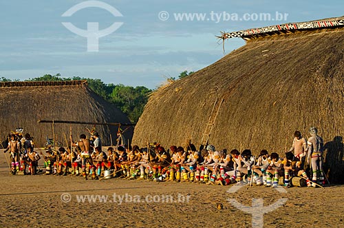  Assunto: Índios Kalapalo da Aldeia Aiha na casa dos homens se pintando para o Jawari / Local: Querência - Mato Grosso (MT) - Brasil / Data: 07/2011 