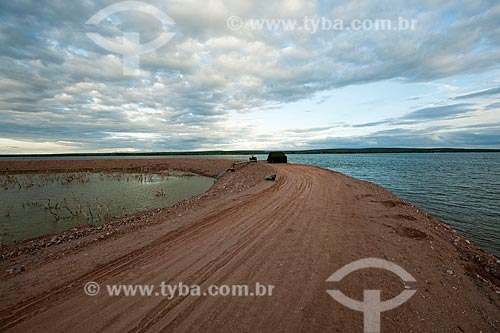  Barragem para captação de água para o canal do eixo leste - Do lado direito está o lago formado pela represa de Itaparica e do lado esquerdo o canal de aproximação - Projeto de Integração do Rio São Francisco com as bacias hidrográficas do Nordeste Setentrional  - Floresta - Pernambuco - Brasil