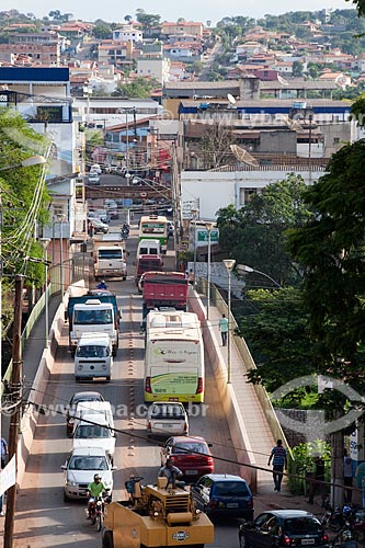  Assunto: Rua com trânsito de automóveis / Local: Brumadinho - Minas Gerais (MG) - Brasil / Data: 11/2011 