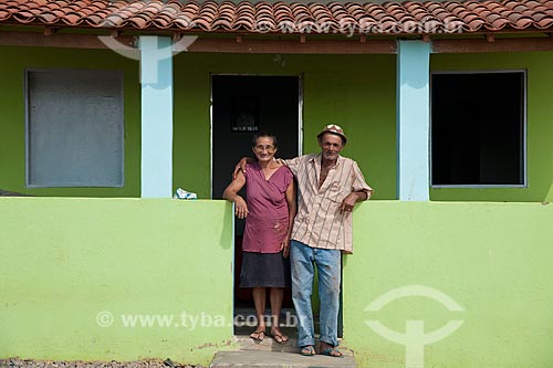  José Francisco da Silva com sua esposa na frente de sua casa nova - Desapropriados para a contrução do Reservatório Cacimba Nova - obra da transposição do Rio São Francisco  - Custódia - Pernambuco - Brasil