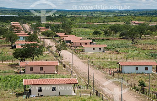  Assunto: Vista da vila construída para as famílas que foram desapropriadas e optaram por um lote produtivo - Desapropriados para construir o reservatório Negreiros  / Local: Salgueiro - Pernambuco (PE) - Brasil / Data: 05/2011 