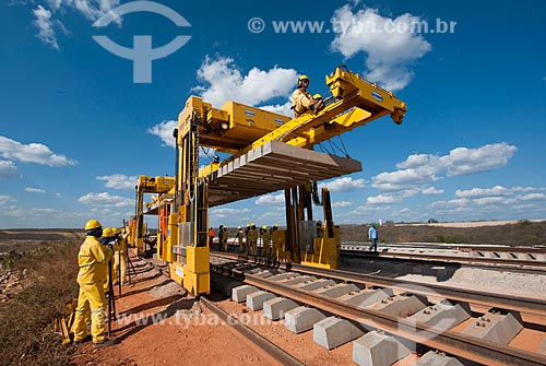  Assunto: Equipamento de transporte e colocação de dormentes da Ferrovia Transnordestina - TLSA - Transnordestina Logística S/A / Local: Salgueiro - Pernambuco (PE) - Brasil / Data: 10/2011 