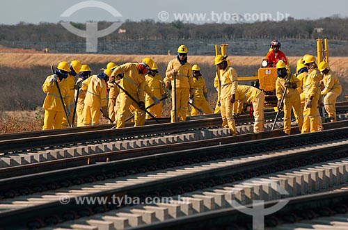 Assunto: Operários trabalham na colocação dos trilhos da Ferrovia Transnordestina - TLSA - Transnordestina Logística S/A / Local: Salgueiro - Pernambuco (PE) - Brasil / Data: 10/2011 