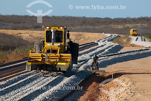  Assunto: Máquina que junta e nivela a brita na obra da Ferrovia Transnordestina - TLSA - Transnordestina Logística S/A / Local: Salgueiro - Pernambuco (PE) - Brasil / Data: 10/2011 