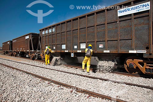  Assunto: Trem carregado de brita descarregando na obra da linha da Ferrovia Transnordestina - TLSA - Transnordestina Logística S/A / Local: Salgueiro - Pernambuco (PE) - Brasil / Data: 10/2011 