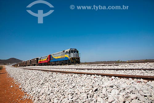  Assunto: Trem carregado de brita descarregando na obra da linha da Ferrovia Transnordestina - TLSA - Transnordestina Logística S/A / Local: Salgueiro - Pernambuco (PE) - Brasil / Data: 10/2011 