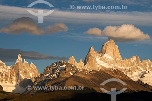  Assunto: Vista do Monte Fitz Roy e Monte Torre ao amanhecer  / Local: El Chalten - Província de Santa Cruz - Argentina - América do Sul / Data: 02/2010 