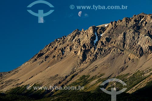  Assunto: Parque Nacional Los Glaciares - Pouco antes do pôr do sol com lua aparecendo sobre montanha próximo a cidade de El Chalten. / Local: Província de Santa Cruz - Argentina - América do Sul / Data: 02/2010 