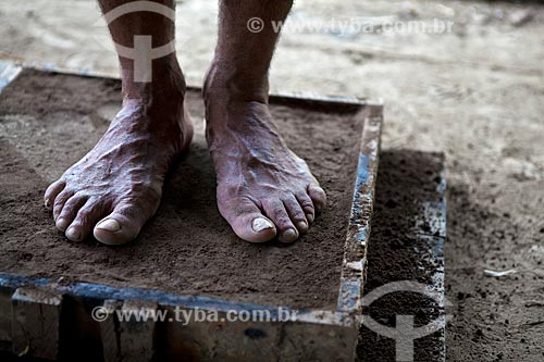  Assunto: Projeto Encauchados Vegetais, pés preparando a terra para receber alumínio liquido para molde - Reserva Extrativista Cazumbá / Local: Sena Madureira - Acre (AC) - Brasil / Data: 11/2011 