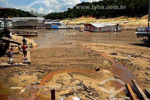  Assunto: Casa flutante e galpões na Marina do Davi - maior seca registrada / Local: Manaus - Amazonas (AM) - Brasil / Data: 11/2010 