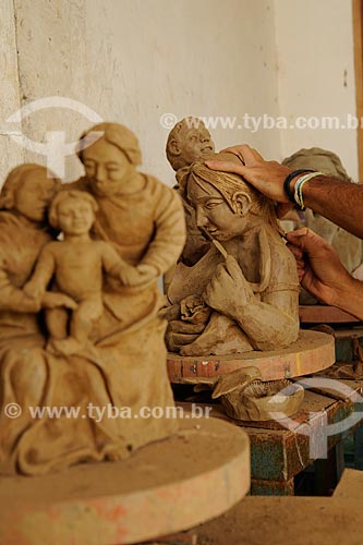  Assunto: Esculturas de barro - Obras do artesão Dênio / Local: Araçuaí - Minas Gerais (MG) - Brasil / Data: 11/2011 