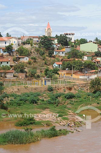  Assunto: Vista do Rio Araçuaí com casas simples ao fundo / Local: Araçuaí - Minas Gerais (MG) - Brasil / Data: 11/2011 