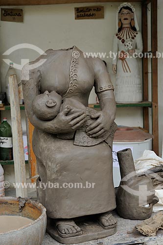 Assunto: Escultura em cerâmica de figura feminina segurando uma criança - Obra da artesã Maurina dos Santos / Local: Distrito Santana do Araçuaí - Ponto dos Volantes - Minas Gerais (MG) - Brasil / Data: 11/2011 