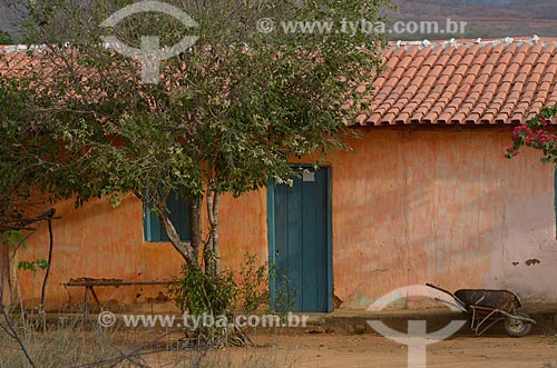  Assunto: Vista de casa simples / Local: Araçuaí - Minas Gerais (MG) - Brasil / Data: 11/2011 