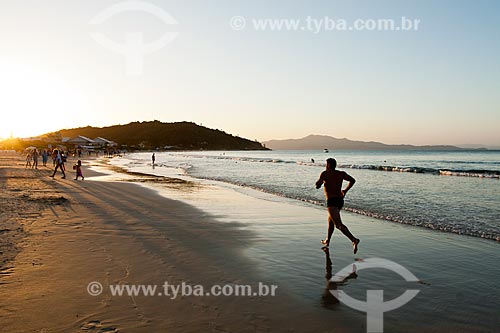  Assunto: Homem correndo na Praia da Lagoinha / Local: Florianópolis - Santa Catarina (SC) - Brasil / Data: 01/2012 