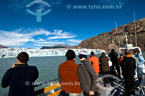  Assunto: Barco de turismo em frente ao Glaciar Viedma / Local: El Chalten - Província de Santa Cruz - Argentina - América do Sul / Data: 02/2010 