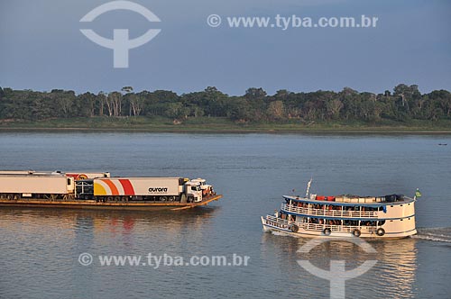  Assunto: Barco e balsa transportando caminhões no Rio Madeira / Local: Distrito de São Carlos do Jamari - Porto Velho - Rondônia (RO) - Brasil / Data: 10/2010 
