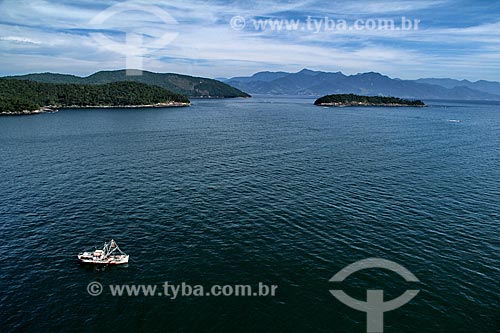  Assunto: Vista aérea de barco de pesca / Local: Distrito Ilha Grande - Angra dos Reis - Rio de Janeiro (RJ) - Brasil / Data: 01/2012 