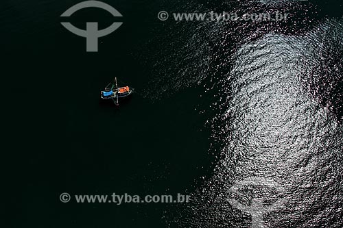  Assunto: Vista aérea de barco de pesca / Local: Distrito Ilha Grande - Angra dos Reis - Rio de Janeiro (RJ) - Brasil / Data: 01/2012 